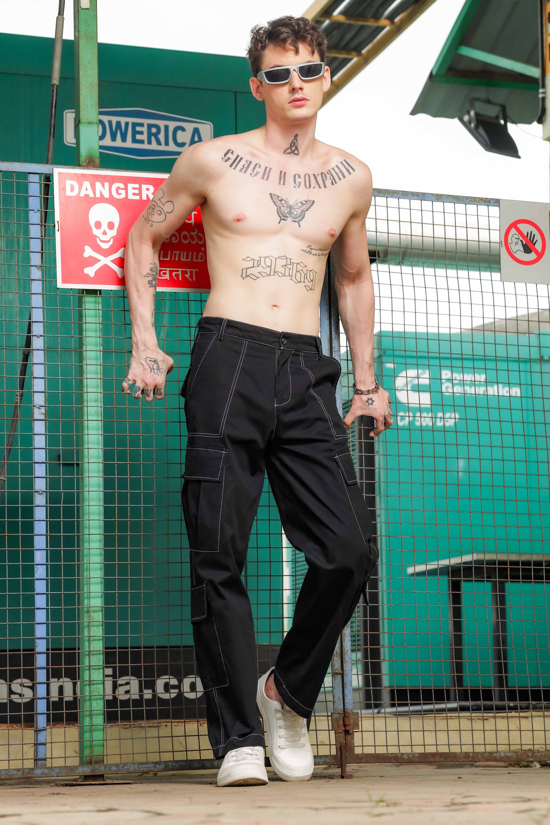 Black Mid-Rise Baggy Fit Pure Cotton 8-Pocket Cargo Trousers